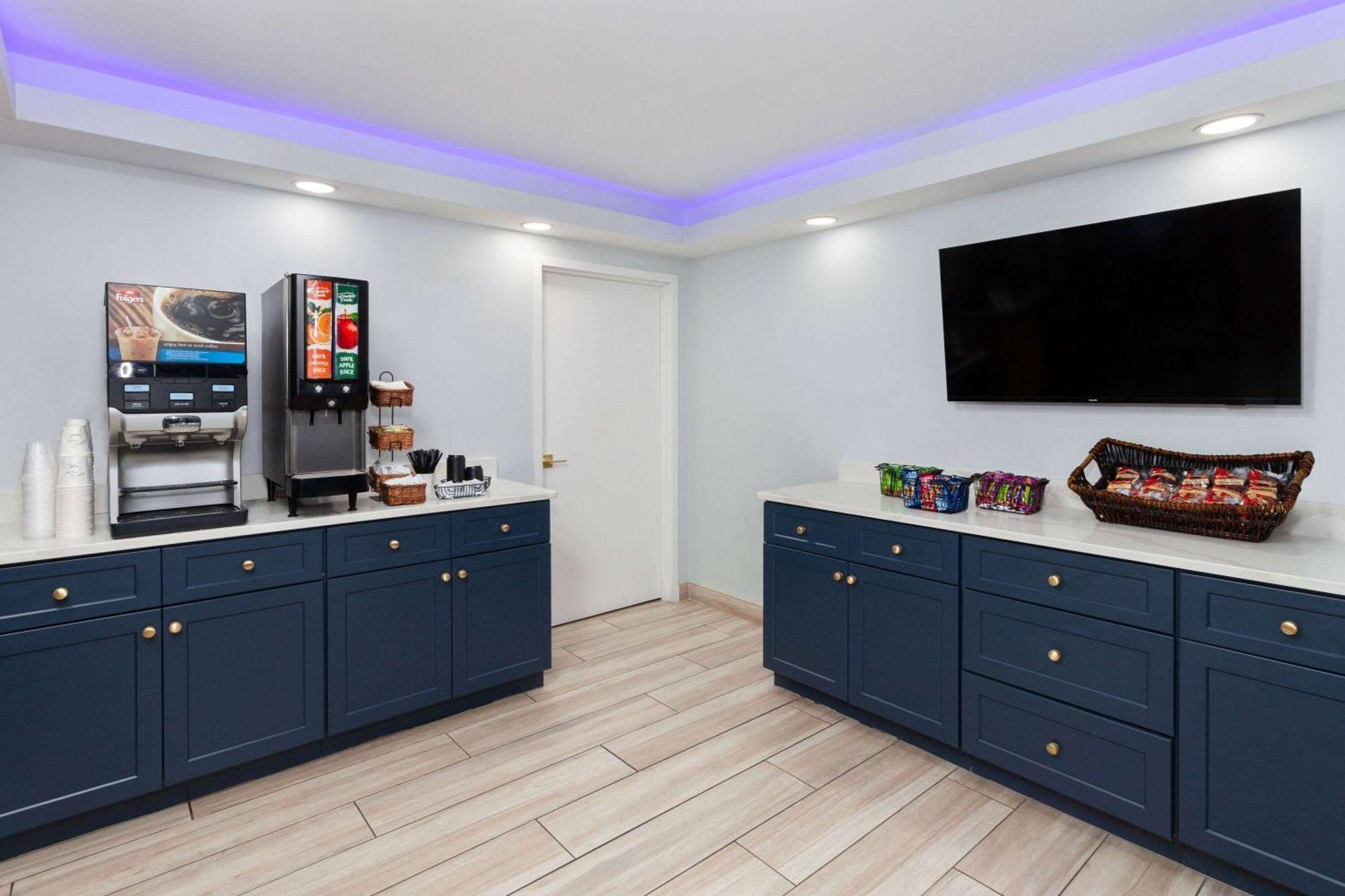 Super 8 By Wyndham Baltimore Northwest Екстер'єр фото
