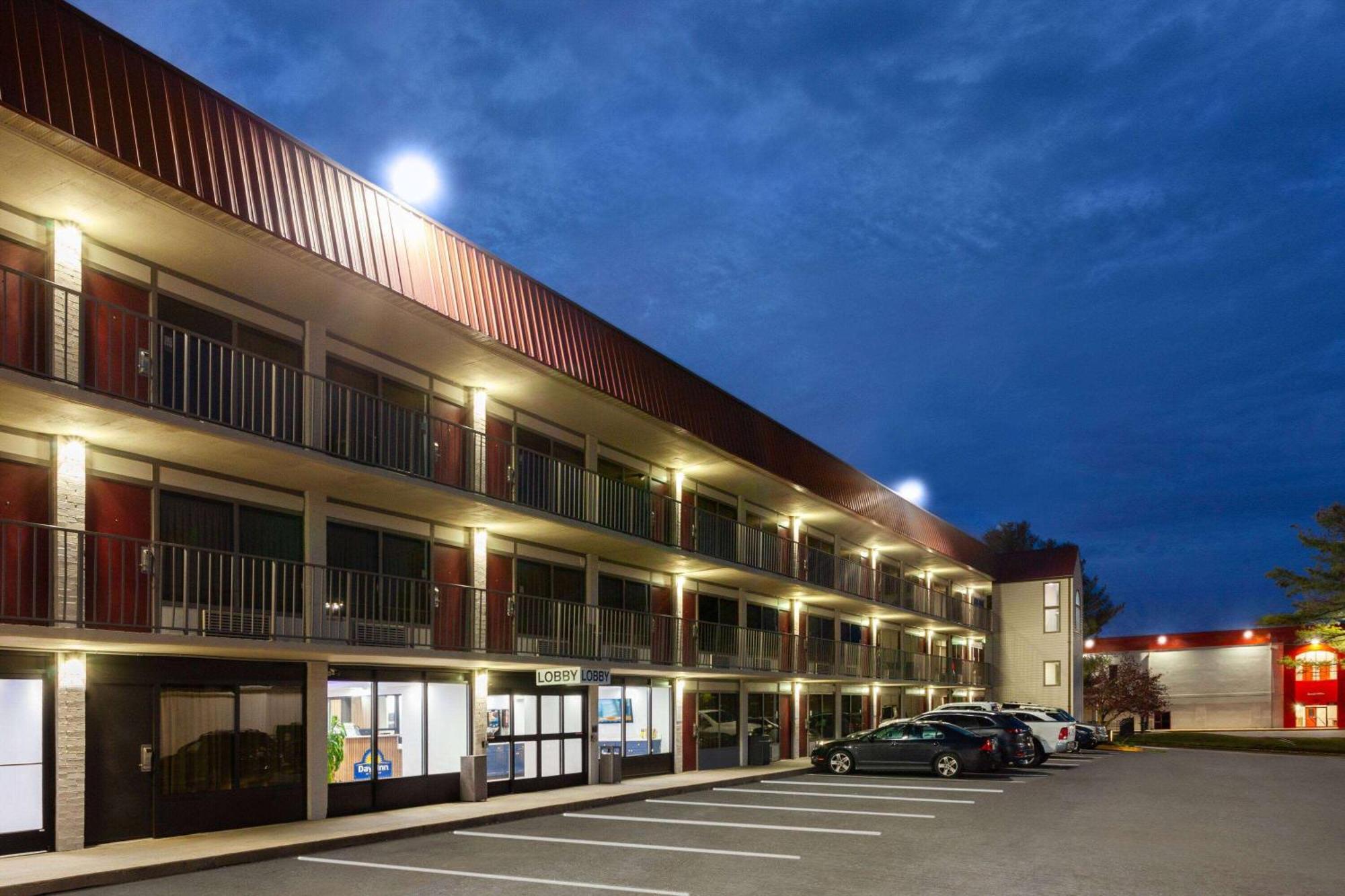 Super 8 By Wyndham Baltimore Northwest Екстер'єр фото
