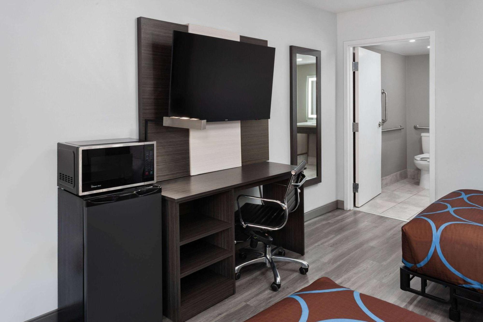 Super 8 By Wyndham Baltimore Northwest Екстер'єр фото